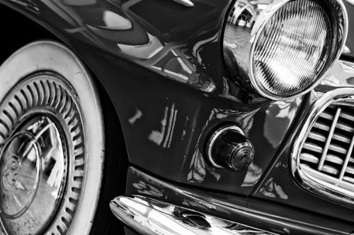 Detailaufnahme der Front eines Oldtimers